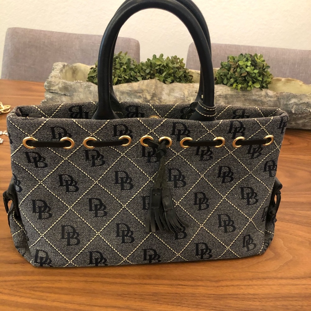 Classic Dooney and Bourke Bag!! Like new!